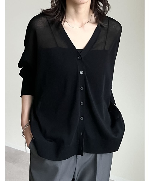 Re:EDIT（リエディ）の「[サステナブル][接触冷感]麻タッチシアーニットカーディガン（カーディガン/ボレロ・レディース・ブラック/ピンク/ブルー/グリーン/ホワイト/オレンジ/ブラック系その他/ブラウン/ホワイト系その他/ベージュ/チャコールグレー/ライトピンク・MEDIUM/LARGE）」の4枚目の写真