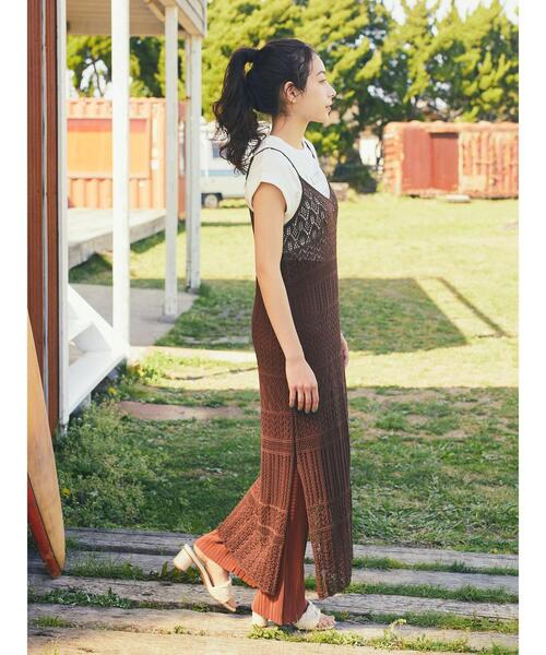 earth music&ecology（アースミュージックアンドエコロジー）の「クロッシェ編キャミワンピース（ワンピース・レディース・ブラウン/グレイッシュベージュ・FREE）」の2枚目の写真