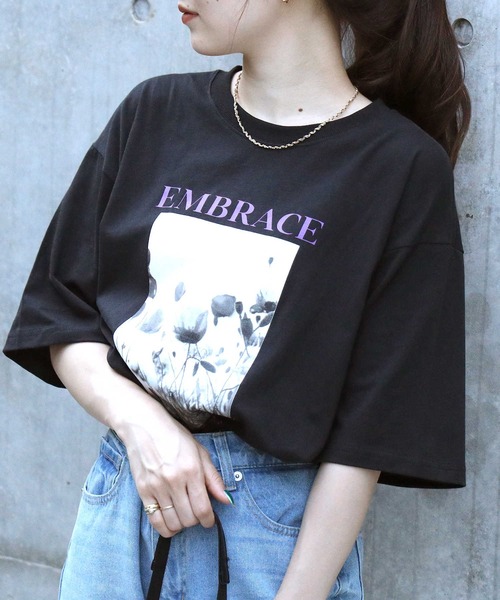 HONEYSUCKLE ROSE（ハニーサックルローズ）の「【HONEYSUCKLE ROSE】フォトプリントＴシャツ（Tシャツ/カットソー・レディース・ホワイト/ブラック/ブラック×パープル・M/L）」の3枚目の写真