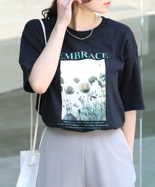 HONEYSUCKLE ROSE（ハニーサックルローズ）の「【HONEYSUCKLE ROSE】フォトプリントＴシャツ（Tシャツ/カットソー・レディース・ホワイト/ブラック/ブラック×パープル・M/L）」の2枚目の写真