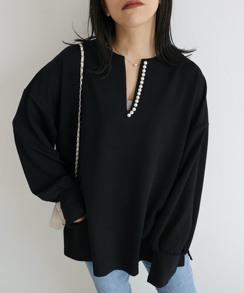 ap retro（アプレトロ）の「パール付ディープVネックプルオーバー（Tシャツ/カットソー・レディース・ブラック/グレイッシュベージュ/アイボリー・FREE）」の4枚目の写真