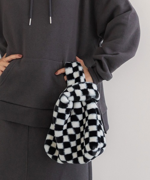 coca(coca)(コカ)の「パウダーファーmini BAG チェッカー(ハンドバッグ・レディース・ブラウン/ブラック・ONE SIZE)」の2枚目の写真
