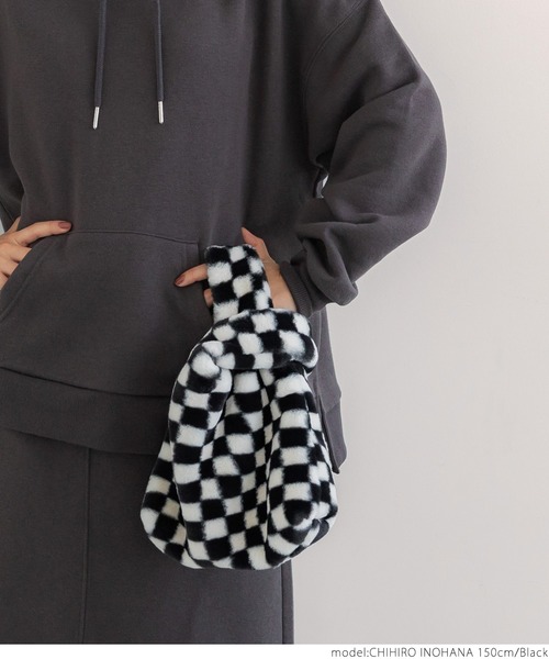 coca(coca)(コカ)の「パウダーファーmini BAG チェッカー(ハンドバッグ・レディース・ブラウン/ブラック・ONE SIZE)」の8枚目の写真