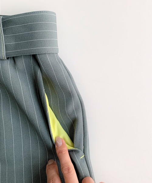 Q（キュー）の「ストライプサイドスリットワイドパンツ（その他パンツ・レディース・ブラック系その他/カーキ・MEDIUM）」の8枚目の写真