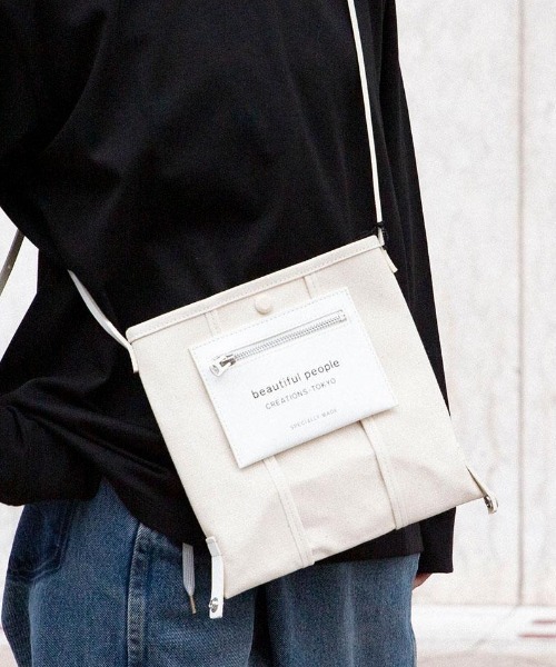 beautiful people（ビューティフルピープル）の「beautiful people lining logo pocket mini shoulder bag 7325611967（ショルダーバッグ・レディース・ブラック/グレー/オフホワイト・FREE）」の2枚目の写真