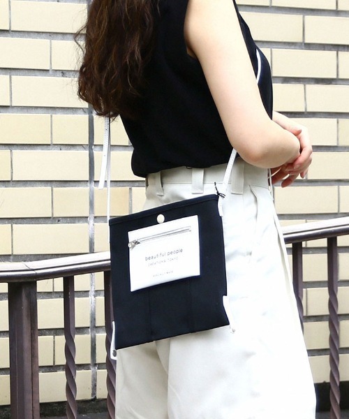 beautiful people（ビューティフルピープル）の「beautiful people lining logo pocket mini shoulder bag 7325611967（ショルダーバッグ・レディース・ブラック/グレー/オフホワイト・FREE）」の4枚目の写真