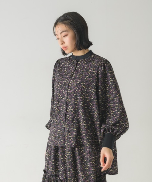 idem（イデム）の「stand collar flower blouse/小花柄スタンドカラーブラウス（シャツ/ブラウス・レディース・ベージュ/ブラック・FREE）」の6枚目の写真