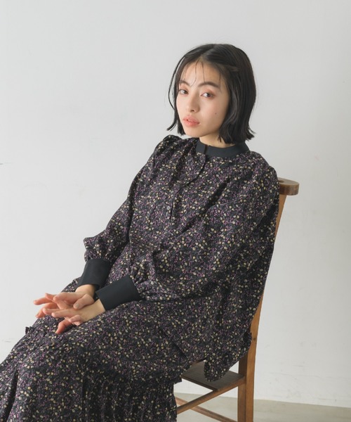 idem（イデム）の「stand collar flower blouse/小花柄スタンドカラーブラウス（シャツ/ブラウス・レディース・ベージュ/ブラック・FREE）」の9枚目の写真