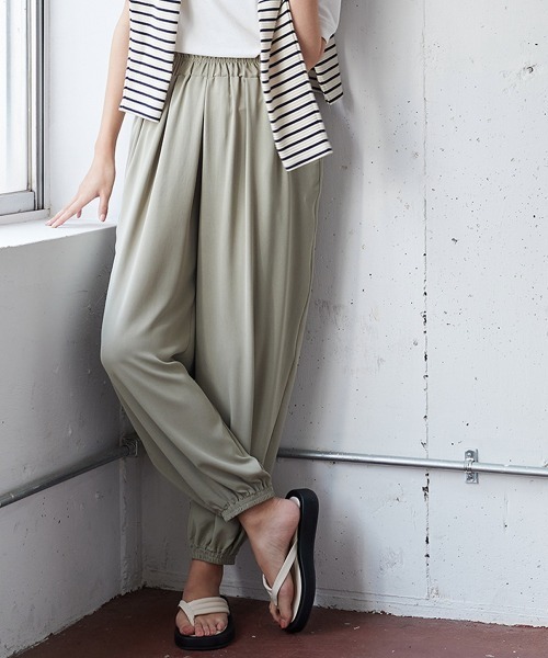 SMILE LAND(スマイルランド)の「大きいサイズ 落ち感を楽しむタックデザインジョガーパンツ(その他パンツ・レディース・ブラック/ブラウン系・L/LL/3L/4L/5L)」の2枚目の写真