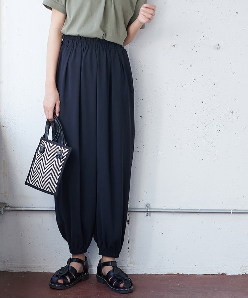 SMILE LAND(スマイルランド)の「大きいサイズ 落ち感を楽しむタックデザインジョガーパンツ(その他パンツ・レディース・ブラック/ブラウン系・L/LL/3L/4L/5L)」の1枚目の写真