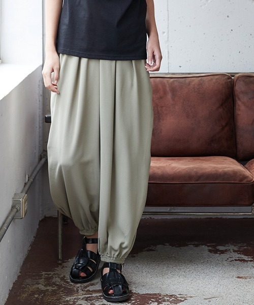 SMILE LAND(スマイルランド)の「大きいサイズ 落ち感を楽しむタックデザインジョガーパンツ(その他パンツ・レディース・ブラック/ブラウン系・L/LL/3L/4L/5L)」の3枚目の写真