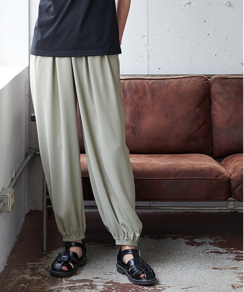 SMILE LAND(スマイルランド)の「大きいサイズ 落ち感を楽しむタックデザインジョガーパンツ(その他パンツ・レディース・ブラック/ブラウン系・L/LL/3L/4L/5L)」の12枚目の写真