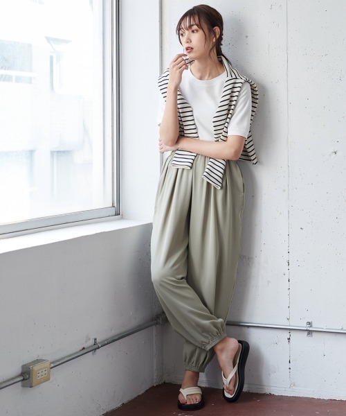 SMILE LAND(スマイルランド)の「大きいサイズ 落ち感を楽しむタックデザインジョガーパンツ(その他パンツ・レディース・ブラック/ブラウン系・L/LL/3L/4L/5L)」の9枚目の写真