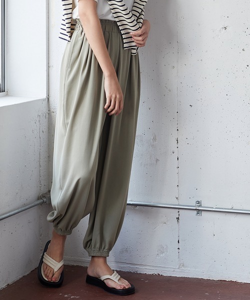 SMILE LAND(スマイルランド)の「大きいサイズ 落ち感を楽しむタックデザインジョガーパンツ(その他パンツ・レディース・ブラック/ブラウン系・L/LL/3L/4L/5L)」の7枚目の写真