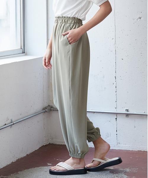 SMILE LAND(スマイルランド)の「大きいサイズ 落ち感を楽しむタックデザインジョガーパンツ(その他パンツ・レディース・ブラック/ブラウン系・L/LL/3L/4L/5L)」の20枚目の写真