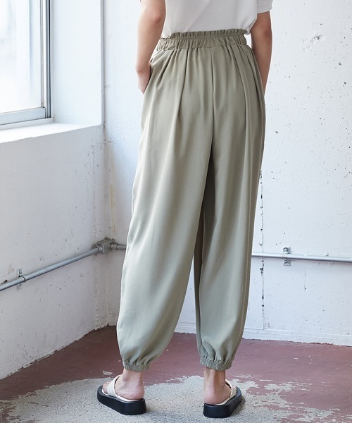 SMILE LAND(スマイルランド)の「大きいサイズ 落ち感を楽しむタックデザインジョガーパンツ(その他パンツ・レディース・ブラック/ブラウン系・L/LL/3L/4L/5L)」の21枚目の写真