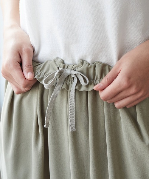 SMILE LAND(スマイルランド)の「大きいサイズ 落ち感を楽しむタックデザインジョガーパンツ(その他パンツ・レディース・ブラック/ブラウン系・L/LL/3L/4L/5L)」の14枚目の写真