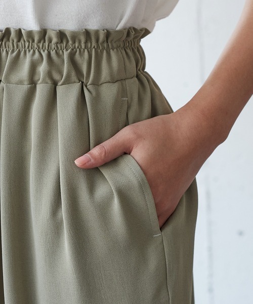 SMILE LAND(スマイルランド)の「大きいサイズ 落ち感を楽しむタックデザインジョガーパンツ(その他パンツ・レディース・ブラック/ブラウン系・L/LL/3L/4L/5L)」の15枚目の写真