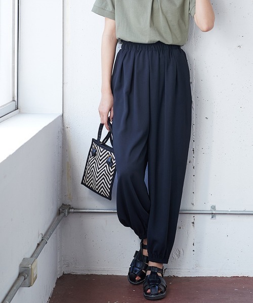 SMILE LAND(スマイルランド)の「大きいサイズ 落ち感を楽しむタックデザインジョガーパンツ(その他パンツ・レディース・ブラック/ブラウン系・L/LL/3L/4L/5L)」の4枚目の写真