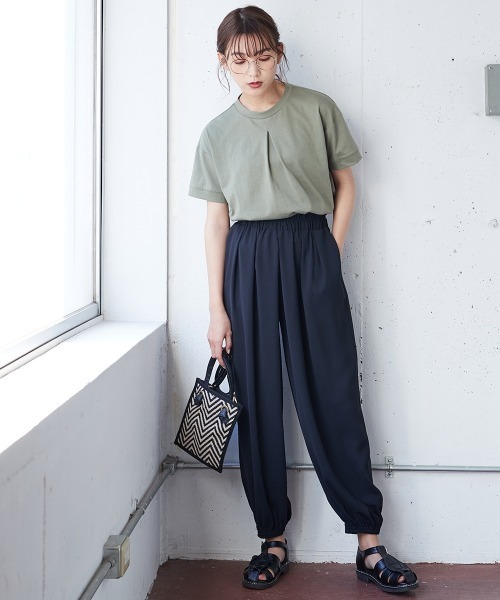 SMILE LAND(スマイルランド)の「大きいサイズ 落ち感を楽しむタックデザインジョガーパンツ(その他パンツ・レディース・ブラック/ブラウン系・L/LL/3L/4L/5L)」の22枚目の写真