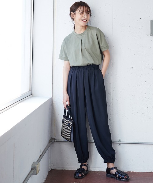 SMILE LAND(スマイルランド)の「大きいサイズ 落ち感を楽しむタックデザインジョガーパンツ(その他パンツ・レディース・ブラック/ブラウン系・L/LL/3L/4L/5L)」の13枚目の写真