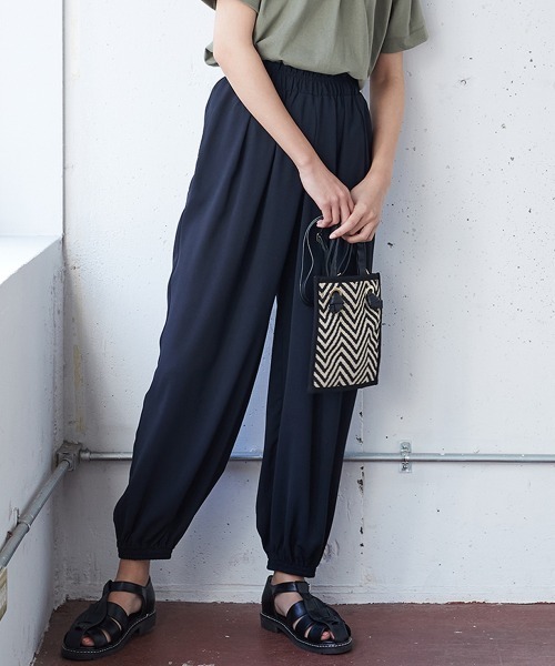 SMILE LAND(スマイルランド)の「大きいサイズ 落ち感を楽しむタックデザインジョガーパンツ(その他パンツ・レディース・ブラック/ブラウン系・L/LL/3L/4L/5L)」の8枚目の写真