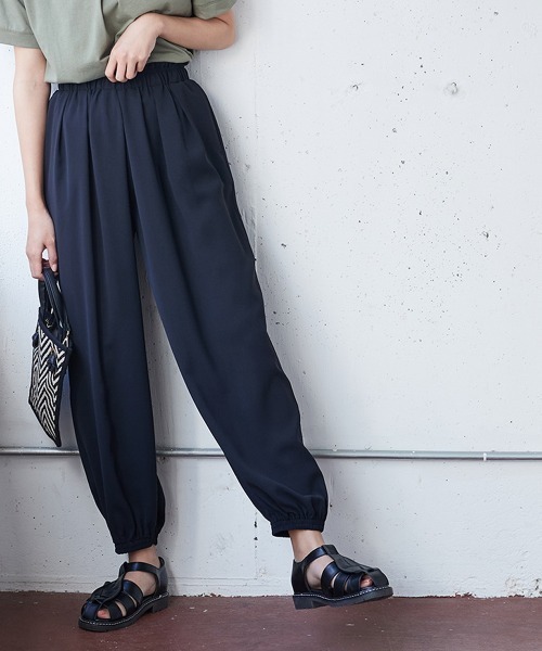 SMILE LAND(スマイルランド)の「大きいサイズ 落ち感を楽しむタックデザインジョガーパンツ(その他パンツ・レディース・ブラック/ブラウン系・L/LL/3L/4L/5L)」の6枚目の写真