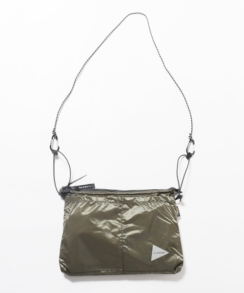 and wander(アンドワンダー)の「and wander/アンドワンダー sil sacoshe サコッシュ(ショルダーバッグ・メンズ・オリーブ/ブラック/ライトブラウン/クリーム・FREE)」の1枚目の写真