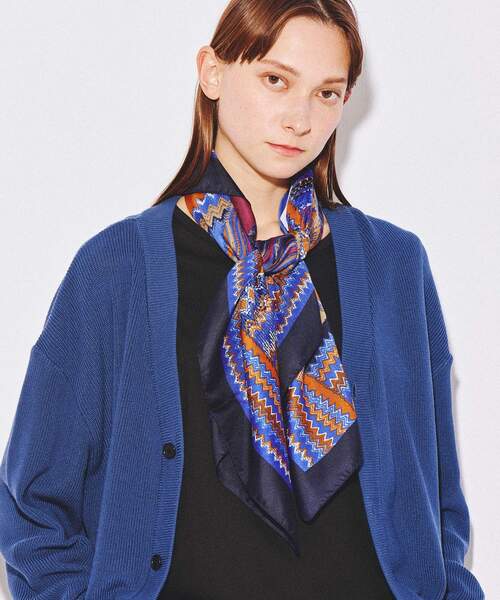 tk.TAKEO KIKUCHI（ティーケータケオキクチ）の「Italy ビッグスカーフ（バンダナ/スカーフ・レディース・ベージュ系3/ネイビー系/ブルー系3/ブルー系4/ブラック系・00）」の4枚目の写真