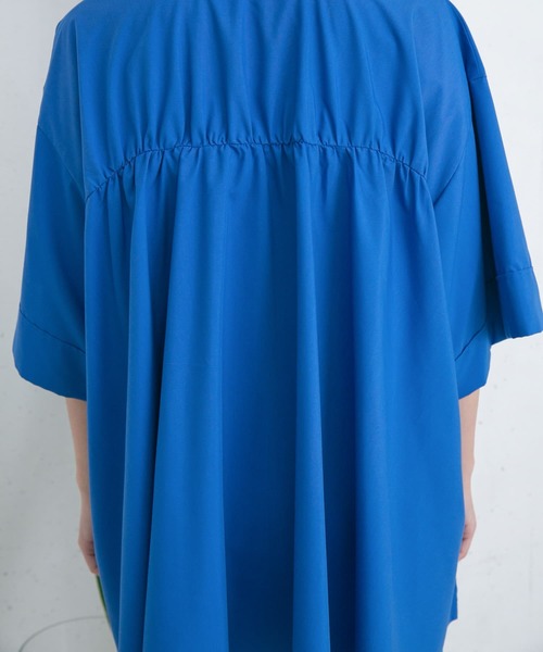 KBF(ケイビーエフ)の「BACKギャザーワイドシャツ(シャツ/ブラウス・レディース・ネイビー/オフホワイト/ブルー/グリーン系その他・ONE)」の14枚目の写真