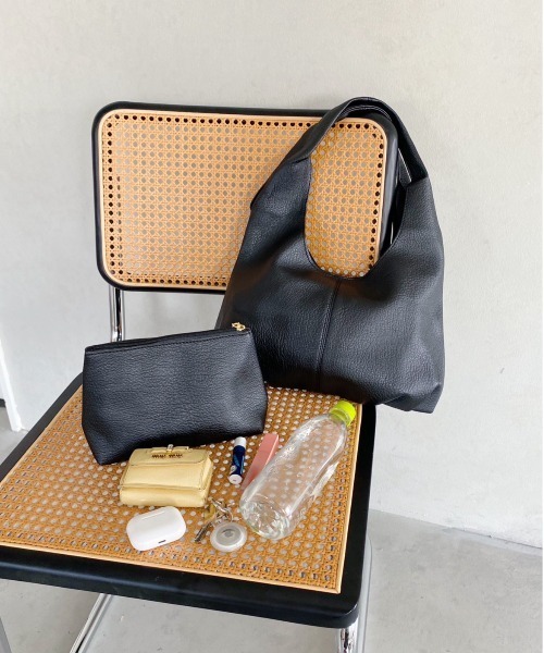 thank U more(サンキューモア)の「フェイクレザー ショルダーバッグ/マルシェバッグ(ショルダーバッグ・レディース・アイボリー/ブラック・FREE)」の6枚目の写真