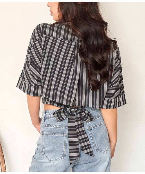ANAP（アナップ）の「バックリボンクロップドストライプトップスブラウス（シャツ/ブラウス・レディース・ホワイト/ブラック・FREE）」の2枚目の写真