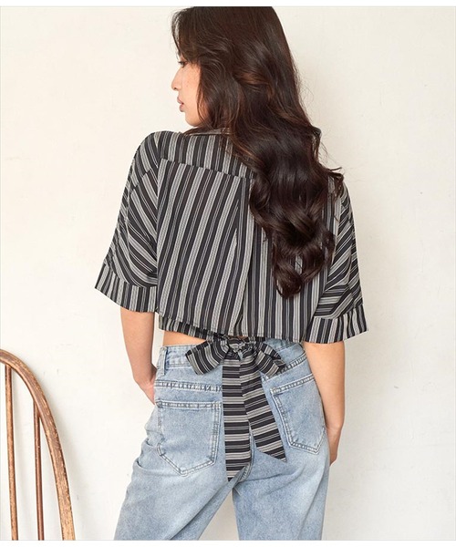 ANAP（アナップ）の「バックリボンクロップドストライプトップスブラウス（シャツ/ブラウス・レディース・ホワイト/ブラック・FREE）」の3枚目の写真