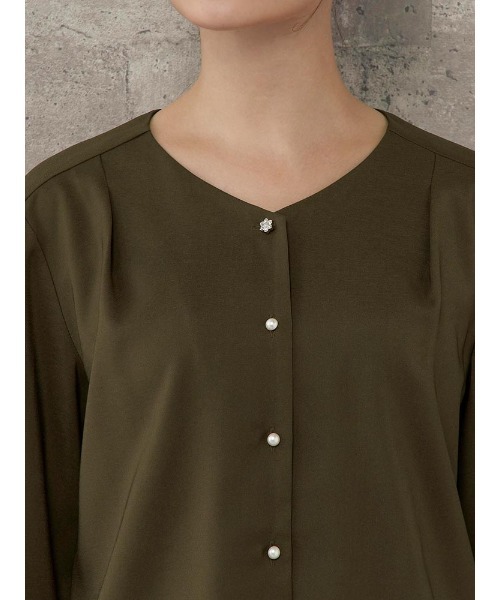 Perfect Suit FActory（パーフェクトスーツファクトリー）の「【お仕事OK】ダブルツイル　前明きブラウス　MIXビジューボタン　ピンク/カーキ（シャツ/ブラウス・レディース・サーモンピンク/カーキ・L/S/M）」の16枚目の写真