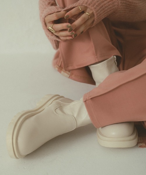 VANNIE U(ヴァニーユー)の「トラックソールショートブーツ(ブーツ・レディース・アイボリー/ブラック・SMALL/MEDIUM/LARGE)」の2枚目の写真