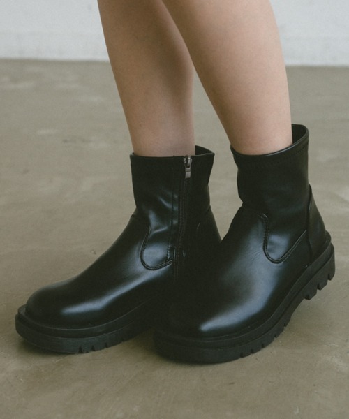 VANNIE U(ヴァニーユー)の「トラックソールショートブーツ(ブーツ・レディース・アイボリー/ブラック・SMALL/MEDIUM/LARGE)」の1枚目の写真