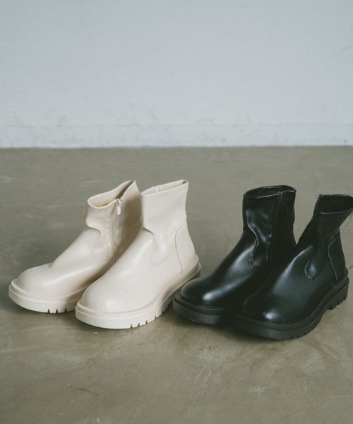 VANNIE U(ヴァニーユー)の「トラックソールショートブーツ(ブーツ・レディース・アイボリー/ブラック・SMALL/MEDIUM/LARGE)」の3枚目の写真