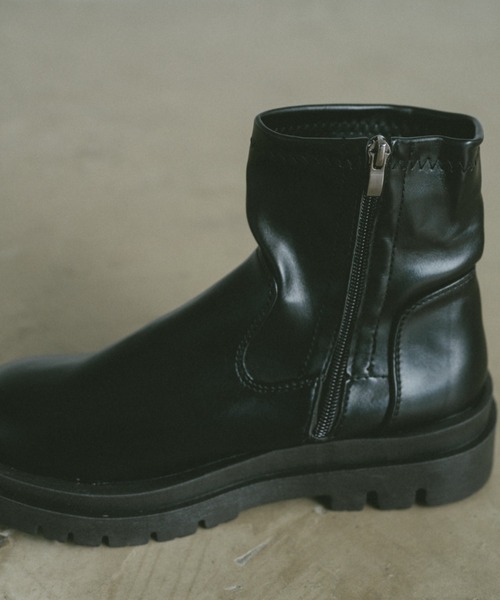 VANNIE U(ヴァニーユー)の「トラックソールショートブーツ(ブーツ・レディース・アイボリー/ブラック・SMALL/MEDIUM/LARGE)」の6枚目の写真