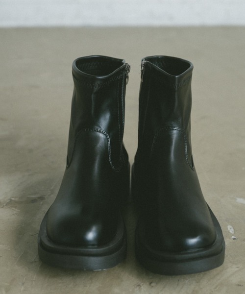 VANNIE U(ヴァニーユー)の「トラックソールショートブーツ(ブーツ・レディース・アイボリー/ブラック・SMALL/MEDIUM/LARGE)」の7枚目の写真