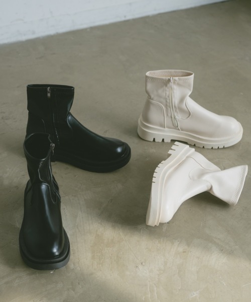 VANNIE U(ヴァニーユー)の「トラックソールショートブーツ(ブーツ・レディース・アイボリー/ブラック・SMALL/MEDIUM/LARGE)」の9枚目の写真
