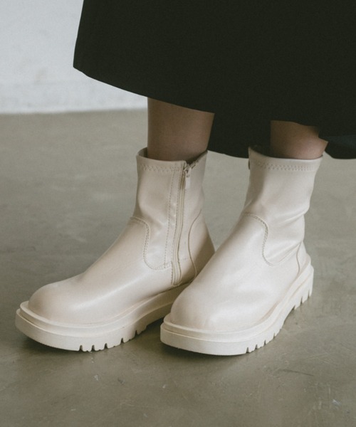 VANNIE U(ヴァニーユー)の「トラックソールショートブーツ(ブーツ・レディース・アイボリー/ブラック・SMALL/MEDIUM/LARGE)」の15枚目の写真