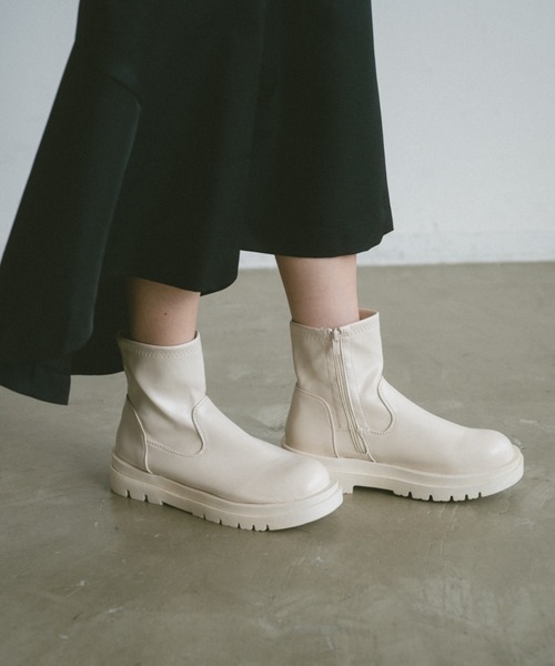 VANNIE U(ヴァニーユー)の「トラックソールショートブーツ(ブーツ・レディース・アイボリー/ブラック・SMALL/MEDIUM/LARGE)」の12枚目の写真