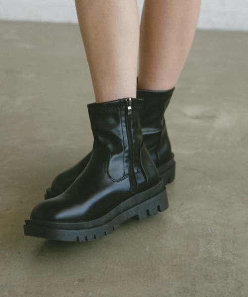 VANNIE U(ヴァニーユー)の「トラックソールショートブーツ(ブーツ・レディース・アイボリー/ブラック・SMALL/MEDIUM/LARGE)」の18枚目の写真