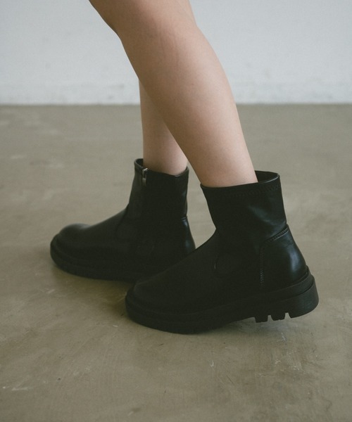 VANNIE U(ヴァニーユー)の「トラックソールショートブーツ(ブーツ・レディース・アイボリー/ブラック・SMALL/MEDIUM/LARGE)」の17枚目の写真