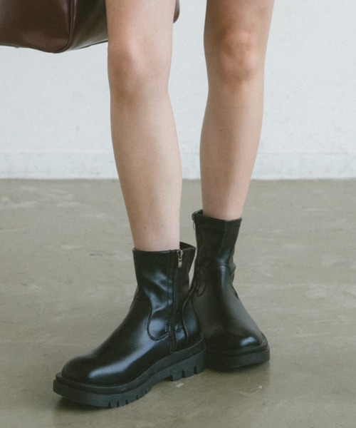 VANNIE U(ヴァニーユー)の「トラックソールショートブーツ(ブーツ・レディース・アイボリー/ブラック・SMALL/MEDIUM/LARGE)」の20枚目の写真