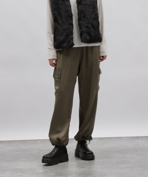 LAKOLE（ラコレ）の「サテンカーゴパンツ / 981218（カーゴパンツ・レディース・ブラック/カーキ/ブラウン・SMALL/MEDIUM）」の3枚目の写真