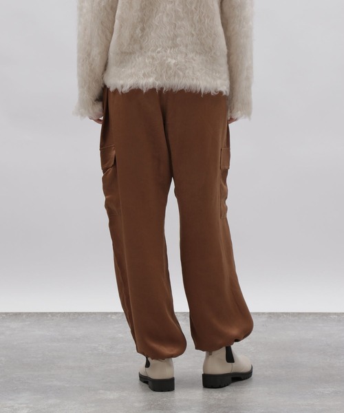 LAKOLE（ラコレ）の「サテンカーゴパンツ / 981218（カーゴパンツ・レディース・ブラック/カーキ/ブラウン・SMALL/MEDIUM）」の11枚目の写真