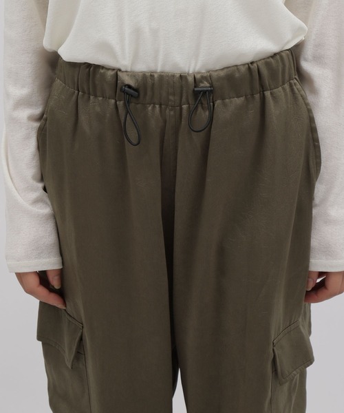 LAKOLE（ラコレ）の「サテンカーゴパンツ / 981218（カーゴパンツ・レディース・ブラック/カーキ/ブラウン・SMALL/MEDIUM）」の21枚目の写真