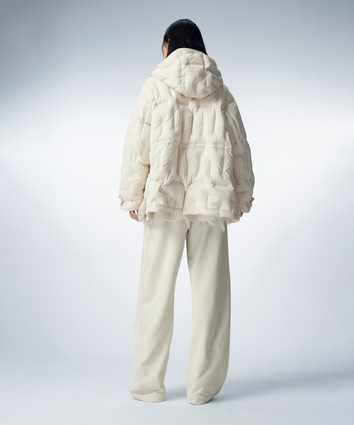 JNBY(ジェーエヌビーワイ)の「Bumpy Quilted Down Hooded Coat(ダウンジャケット/コート・レディース・ブラック/ブラウン/ホワイト・36/38/40)」の22枚目の写真