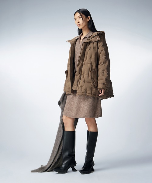 JNBY(ジェーエヌビーワイ)の「Bumpy Quilted Down Hooded Coat(ダウンジャケット/コート・レディース・ブラック/ブラウン/ホワイト・36/38/40)」の4枚目の写真